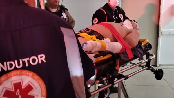 Motociclistas se chocam frontalmente na Avenida Sobral após um deles fazer ultrapassagem proibida